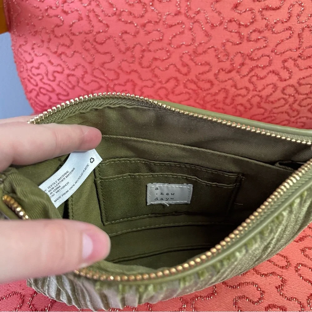 🌱5/$25🌱 A New Day | Green Velvety Zipper Clutch Wristlet Bag